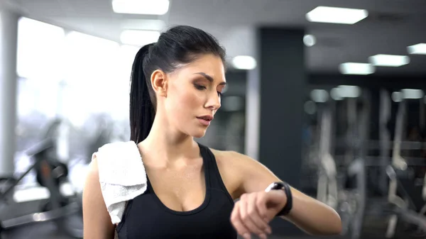 Mujer Del Deporte Comprobar Pulso Calorías Quemadas Teléfono Inteligente Tecnología —  Fotos de Stock