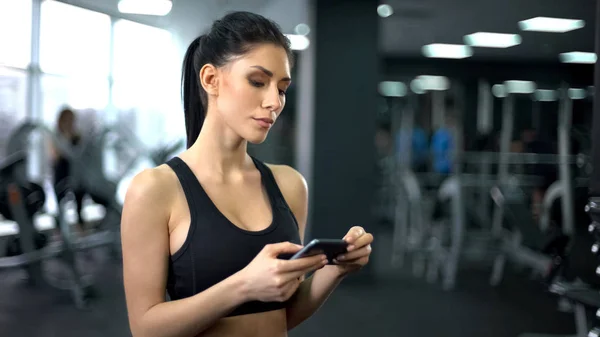 Fit Woman Checking Workout Results Smartphone Gym Sport Innovation — Stock Photo, Image