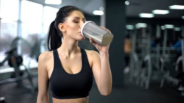 Sportif kadın içme protein içeceği çalışmadan sonra kas kazanç beslenme, sağlık