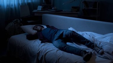 Genç adam öğrenci parti zor dönemde hayat sonra yorgun giysilerle uyku