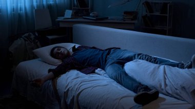 Kolaj, uzun gün sonra uyku öğrenci sınava hazırlanırken çok çalıştırmaktan