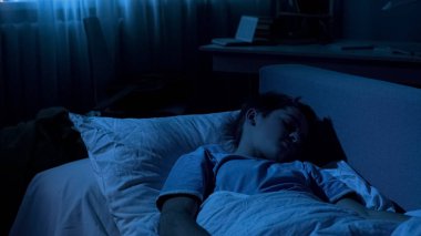 Sevimli erkek genç derinden Üniversitesi'nde zor bir gün sonra onun kanepe yataklı vagon