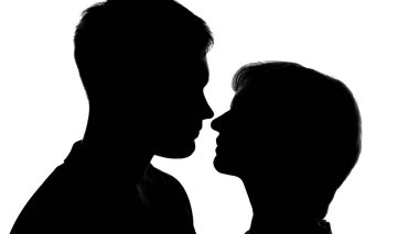 Erkek ve kadın siluetleri romantik tarih öp hazırlanılıyor ihale duyguları