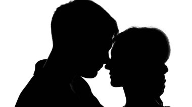 Genç çekici çift siluetleri tutkuyla öpüşme, güçlü duygular, aşk