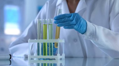 Araştırmacı test tüpü tutan sıvı, yeni aroma gelişmesiyle birlikte, parfüm dolu
