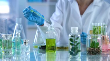 Sıvı karışımı, bitkisel analiz Kimya bilim adamı ayıklamak için parfüm