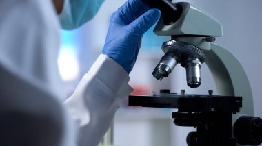 Mikroskop, yeni ilaç geliştirme, sonuç analizi ile çalışan araştırmacı