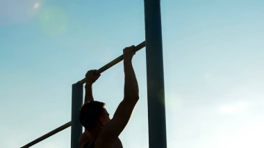 Atletik erkek pratik Asimetrik paralel, aktif yaşam tarzı ve spor, hobi