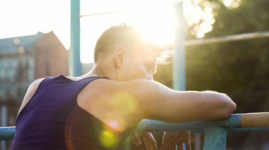 Güçlü erkek arasında paralel barlar, sokak Egzersiz egzersizleri molası