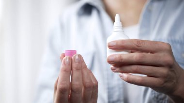 Burun spreyi gösteren kamera, tıp ve sağlık, closeup önce kadın