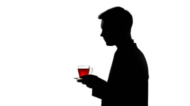 Müşteri, hizmet için taze demlenmiş çay getiren garson silüeti