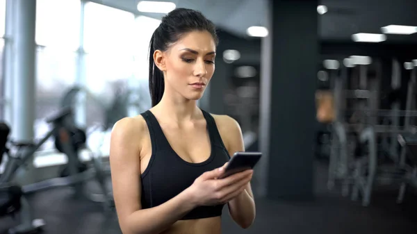 Purposeful Lady Sportswear Scrolling Smartphone Application Motivation — Stock Photo, Image