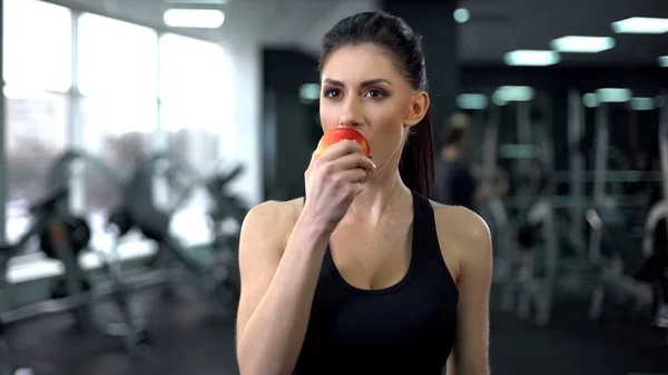 Αθλητικά Γυναικεία Τρώει Μήλο Μετά Από Προπόνηση Ισορροπημένη Διατροφή Ενεργού — Φωτογραφία Αρχείου