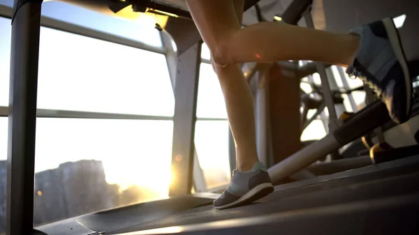 Γυναικεία Πόδια Τρέχει Στο Διάδρομο Γυμναστήριο Αθλητισμός Γυναίκα Προθέρμανση Πριν — Φωτογραφία Αρχείου