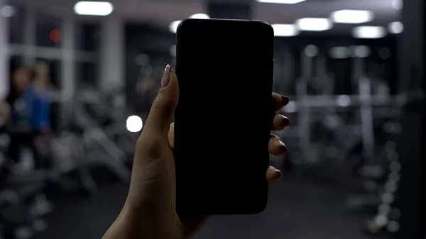 Mujer Comprobando Cantidad Calorías Quemadas Aplicación Teléfonos Inteligentes Pantalla Negra — Foto de Stock