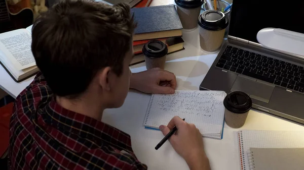 Estudiante Adolescente Bebiendo Mucho Café Escribiendo Cuaderno Preparación Para Examen —  Fotos de Stock