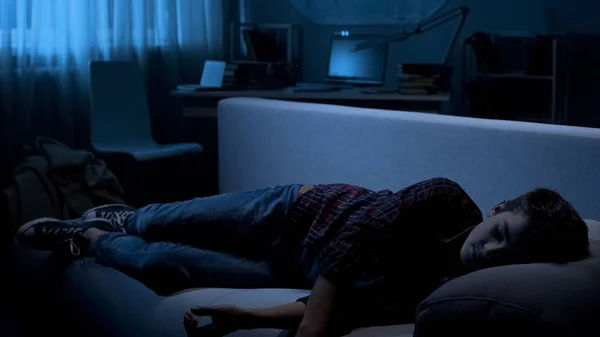 Homme Adolescent Endormi Sur Canapé Devant Télévision Temps Libre Maison — Photo