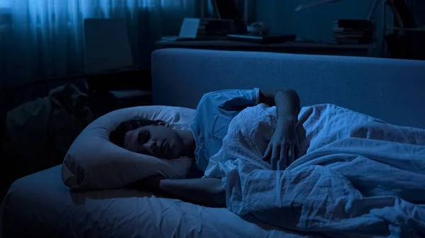 Çalışma Günü Kolaj Sonra Onun Yatağında Uyuyan Overworked Sevimli Erkek — Stok fotoğraf