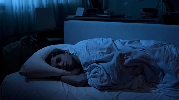 Bom Menino Dormindo Profundamente Sua Cama Depois Dia Duro Universidade — Fotografia de Stock