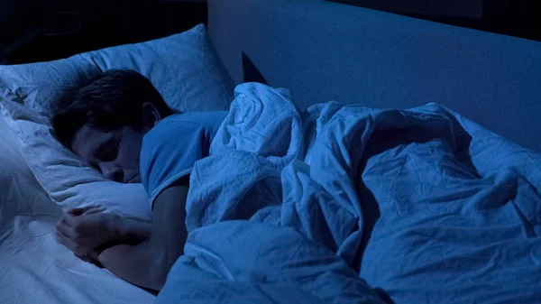 Молодий Хлопчик Спить Після Важкого Дня Затишне Зручне Ліжко Які — стокове фото