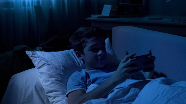 Yakışıklı Delikanlı Smartphone Üzerinde Oynama Gece Gadget Bağımlılığı Disiplin — Stok fotoğraf