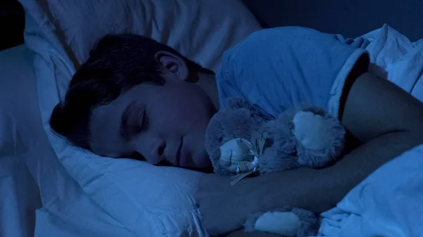 彼のテディー 古いおもちゃ 甘い思い出 健康的な睡眠を抱いて眠っているかわいい男の子 — ストック写真