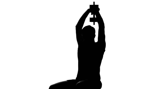 上腕三頭筋のトレーニング中にダンベルを持ち上げる運動選手シルエット ボディービル — ストック写真