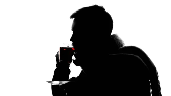 白い背景 ウイルス 喉の痛みの病気男性飲む熱いお茶の影 — ストック写真