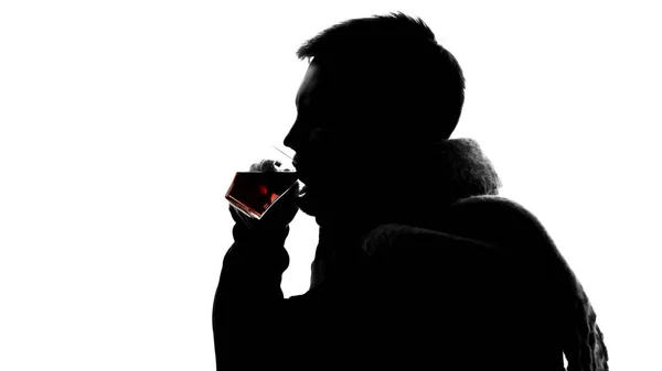 ウール スカーフ飲む熱いお茶 秋のインフルエンザ 健康で若い男性の影 — ストック写真