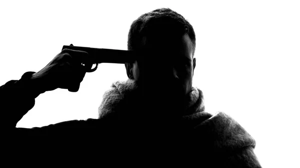 片頭痛に苦しんで 彼の頭を指して絶望的な若い男性保持銃 — ストック写真