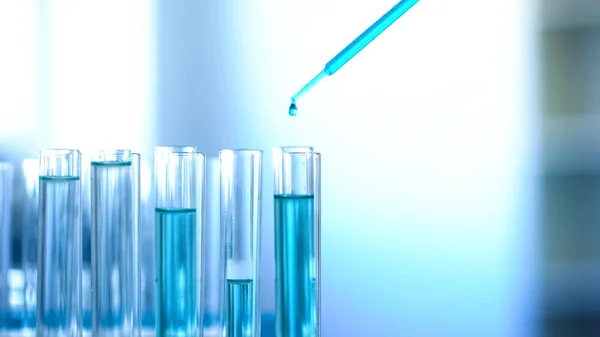 Liquido Chimico Blu Gocciolante Nei Tubi Del Laboratorio Esperimento Prova — Foto Stock