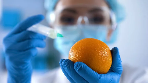 Mujer Bióloga Llenando Naranja Fresca Con Sustancia Ensayo Investigación Cosmetológica —  Fotos de Stock