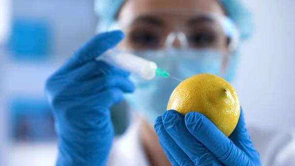 Bioquímica Cientista Injetando Líquido Químico Limão Produção Perfumaria — Fotografia de Stock