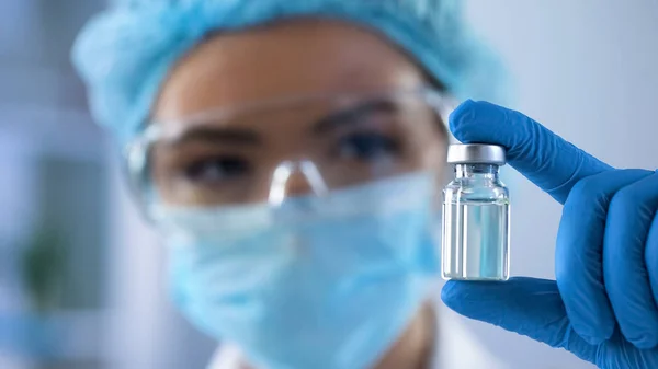 Yeni Ilaç Aşı Laboratuvar Araştırma Ile Şişe Tutan Kadın Biyolog — Stok fotoğraf