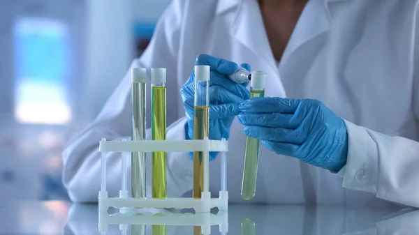Wissenschaftler Markiert Reagenzglas Mit Erdölflüssigkeit Überprüft Ölproben Labor — Stockfoto