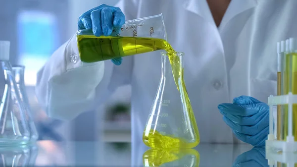 Científico Químico Vertiendo Sustancia Aceitosa Amarilla Tubo Ensayo Calidad Gasolina —  Fotos de Stock