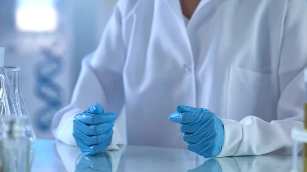 Lavoratore Laboratorio Guanti Medici Che Prepara Esperimento Posto Lavoro Scienziato — Foto Stock