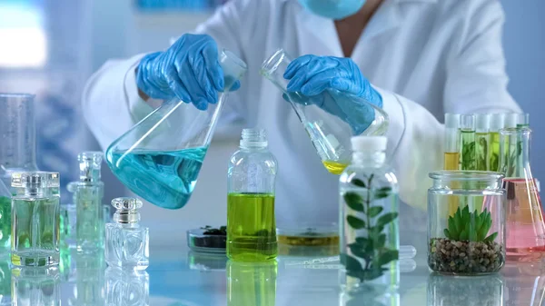 Científico Preparando Líquido Para Experimentos Probando Nueva Mezcla Para Aromaterapia — Foto de Stock