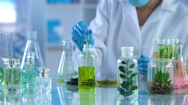 Laborspezialist Nimmt Flüssigkeit Mit Pipette Testzwecken Entwicklung Von Öko Parfüms — Stockfoto