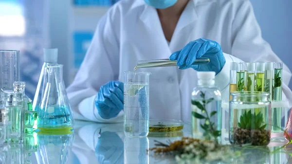 Laborant Wlewając Olej Badanej Cieczy Kosmetyki Produkcja Aromaterapia — Zdjęcie stockowe