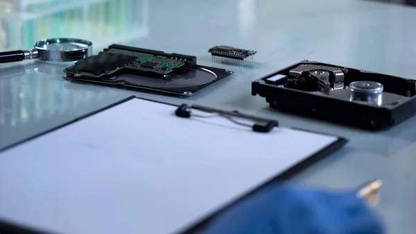 躺在桌子上的微电路样品 可进行基准测试 计算机维修 — 图库照片
