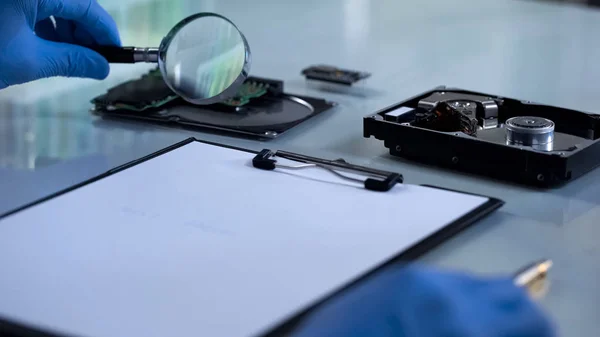 Tekniker Handskar Tittar Resonanskrets Genom Förstoringsglas Vetenskap — Stockfoto