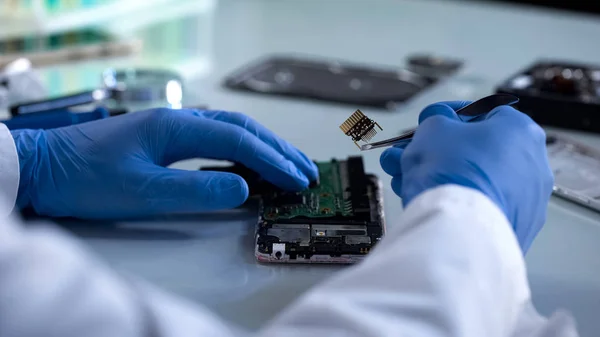 Técnico Segurando Parte Computador Com Lanceta Segurança Informática Indústria — Fotografia de Stock