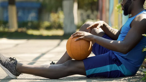 Jogador Basquete Afro Americano Solitário Sentado Chão Com Bola Tristeza — Fotografia de Stock