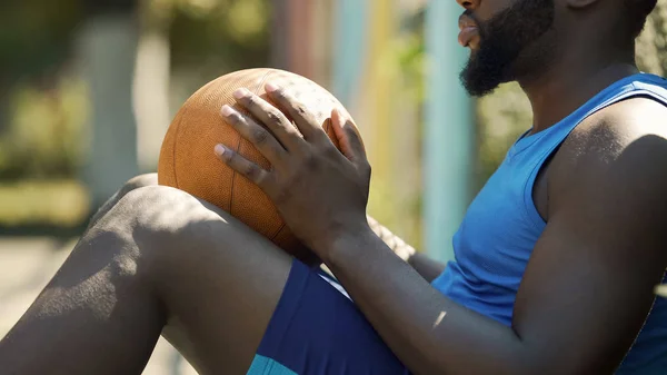 Podkreślił African American Człowiek Siedzący Ziemi Gra Koszykówkę Sport — Zdjęcie stockowe