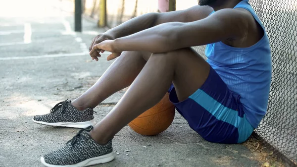 Triste Jogador Basquete Afro Americano Sentado Chão Falta Motivação — Fotografia de Stock