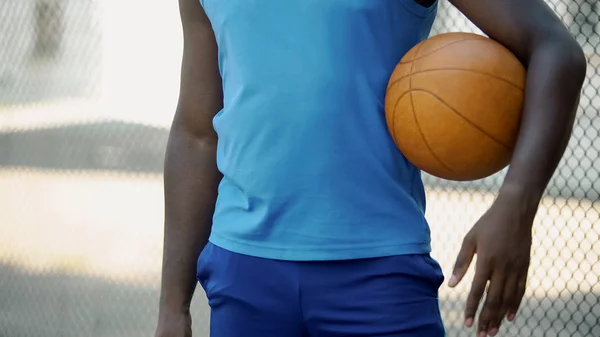 Афроамериканский Баскетболист Держит Мяч Готовится Игре Спорту — стоковое фото