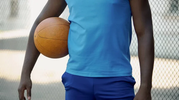 Primer Plano Las Manos Masculinas Sosteniendo Pelota Preparándose Para Juego — Foto de Stock