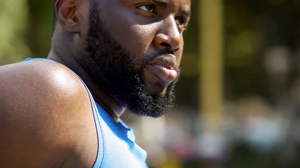 Сильный Бородатый Афро Американский Спортсмен Серьезно Смотрит Вперед Крупным Планом — стоковое фото