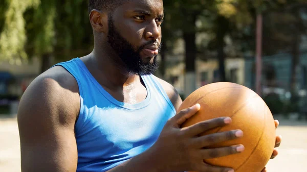 Sportowe Koszykówka African American Gracz Posiadający Piłkę Przygotowanie Gry — Zdjęcie stockowe